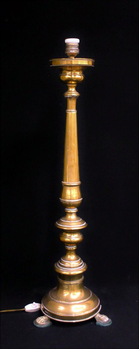 Grande candeliere, secolo XIX, in ottone a balaustro, base circolaresu tre piedini zoomorfi, alt. cm. 70