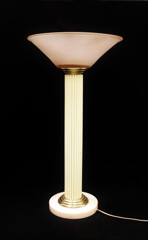 Lampada da tavolo, sec. XX, base circolare in marmo, fusto a cannelli in metallo laccato nei toni del panna, paralume conico in vetro nei toni del rosa, alt. cm 80