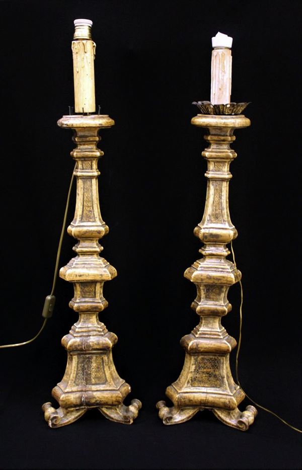 Coppia di torcieri, sec. XVIII, in legno laccato e scolpito, fusto ad&nbsp;&nbsp;&nbsp;&nbsp;&nbsp;