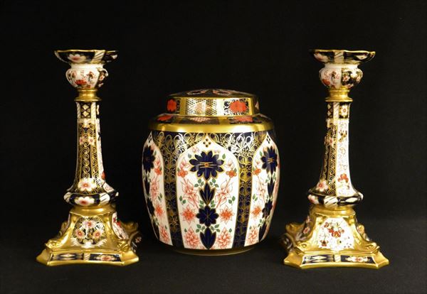 Coppia di candelieri e vaso, sec. XX, manifattura Royal Crown Derby,