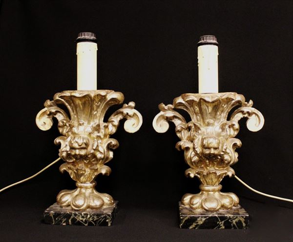 Coppia di perettoni, sec. XVIII, in legno scolpito e argentato, anse a volute decorate da motivo floreale, corpo vasiforme centrato da testa di cherubino, piede scolpito a fogliame raccordato da decoro anulare, base laccata a finto marmo, alt. cm 32&nbsp;&nbsp;&nbsp;&nbsp;&nbsp;&nbsp;&nbsp;&nbsp;&nbsp;&nbsp;&nbsp;&nbsp;&nbsp;&nbsp;&nbsp;&nbsp;&nbsp;&nbsp;&nbsp;&nbsp;&nbsp;&nbsp;&nbsp;&nbsp;&nbsp;&nbsp;&nbsp;&nbsp;&nbsp;&nbsp;&nbsp;&nbsp;&nbsp;&nbsp;&nbsp;&nbsp;&nbsp;&nbsp;&nbsp;&nbsp;&nbsp;&nbsp;