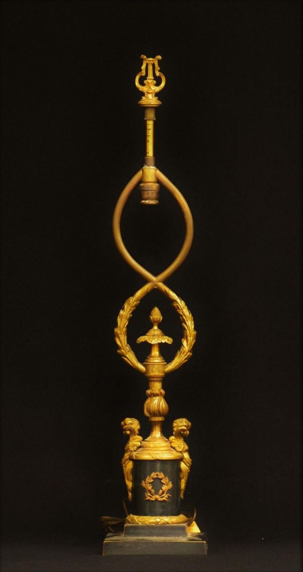 Lume da tavolo, Impero, in bronzo dorato e decorato a putti e ghirlande, base in legno, alt. cm 58