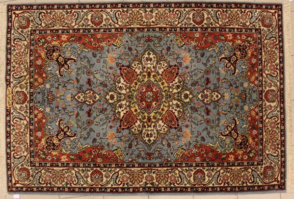 Tappeto persiano Meshkabab, sec. XX, firmato, campo a motivi floreali nei toni del rosso e beige su fondo celeste, cm 190x130