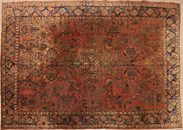 Tappeto persiano Saruk, fine sec. XIX, fondo nei toni del salmone con decori a fiori azzurro e avana, cm 370x260