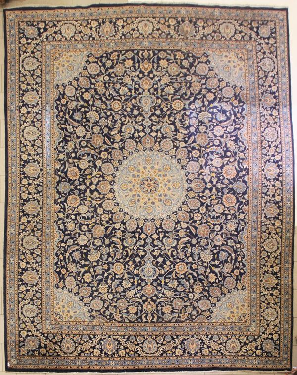 Tappeto persiano, Kirman, sec. XX, impianto floreale su campo ei toni del blu, medaglione centrale e cantonali nei toni dell'avana e del celeste, cm 392x300&nbsp;&nbsp;&nbsp;&nbsp;&nbsp;&nbsp;&nbsp;&nbsp;&nbsp;&nbsp;&nbsp;&nbsp;&nbsp;&nbsp;&nbsp;&nbsp;&nbsp;&nbsp;&nbsp;&nbsp;&nbsp;&nbsp;&nbsp;