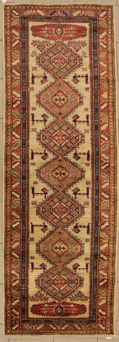 Tappeto caucasico, Scirvan, vecchia manifattura, fondo beige a motivo geometrico con figure di animali stilizzati, cm 255x79