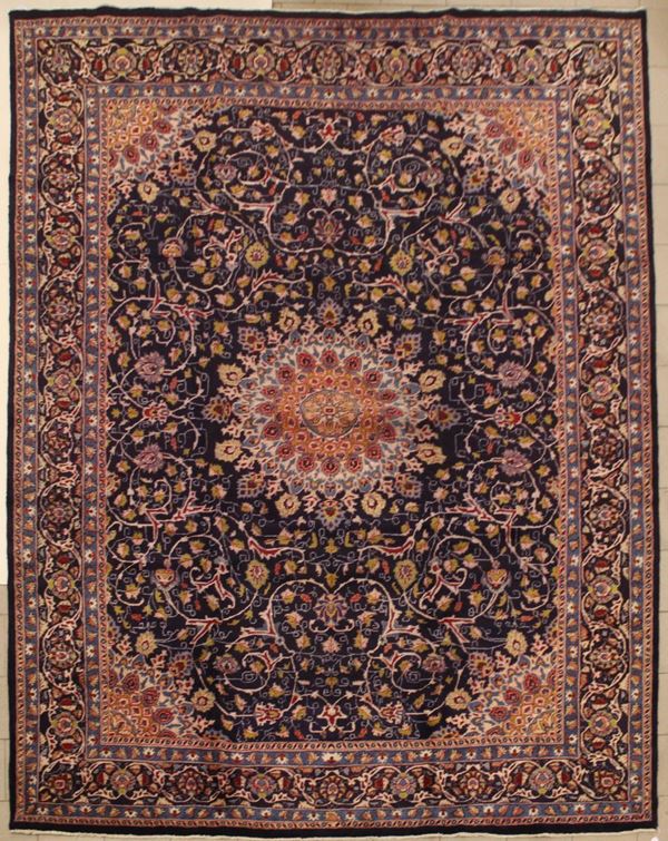 Tappeto persiano Korassan, di vecchia manifattura, campo a motivi floreali nei toni del blu, azzurro e beige, cm 410x300