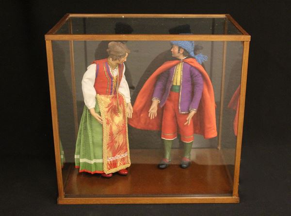 Coppia di pastori, Napoli, sec. XX, in terracotta dipinta, abbigliati in vesti policrome, entro teca in vetro, cm teca, cm 41x31x51