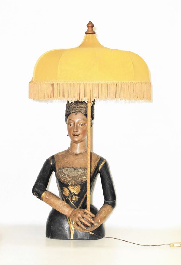 Scultura, sec.XVIII, in legno scolpito e laccato in policromia, intagliato a figura femminile, braccia snodate, elementi metallici, modificato a lampada in epoca moderna, cm 70&nbsp;&nbsp;&nbsp;&nbsp;&nbsp;&nbsp;&nbsp;&nbsp;&nbsp;&nbsp;&nbsp;&nbsp;&nbsp;&nbsp;&nbsp;&nbsp;&nbsp;&nbsp;&nbsp;&nbsp;&nbsp;&nbsp;&nbsp;&nbsp;&nbsp;&nbsp;&nbsp;&nbsp;&nbsp;&nbsp;