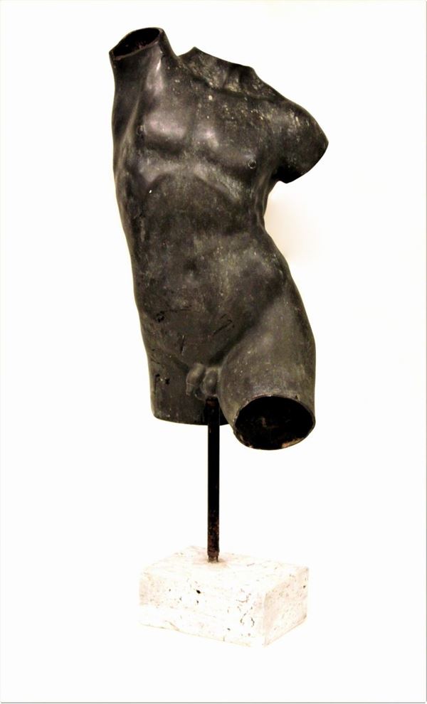 Torso, sec. XX, in bronzo patinato su base in travertino, alt. cm 60