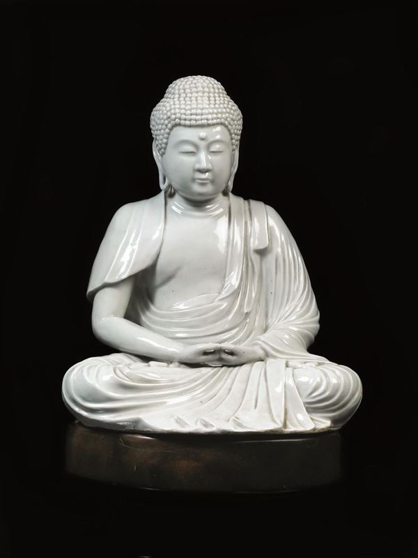 Figura, Cina, sec. XIX, in porcellana bianca raffigurante monaco in meditazione; alt. cm 33