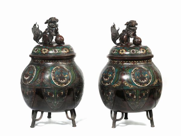 Coppia di incensieri, Giappone, sec.XIX&nbsp;&nbsp;&nbsp;&nbsp;&nbsp;&nbsp;&nbsp;&nbsp;&nbsp;&nbsp;&nbsp;&nbsp;&nbsp;&nbsp;&nbsp;&nbsp;&nbsp;&nbsp;&nbsp;&nbsp;&nbsp;&nbsp;&nbsp;&nbsp;&nbsp;&nbsp;  - Asta ANTIQUARIATO, COLLEZIONISMO E GIOIELLI - Poggio Bracciolini Casa d'Aste