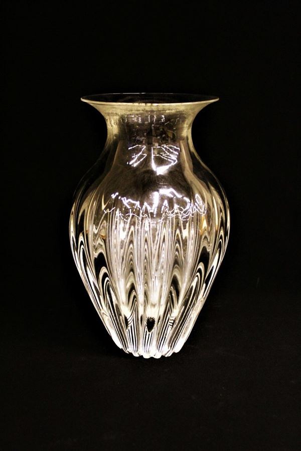Vaso, Murano, sec. XX, manifattura Archimede Seguso, in vetro incolore fortemente costolato, firmato sul fondo, alt. cm 34,5