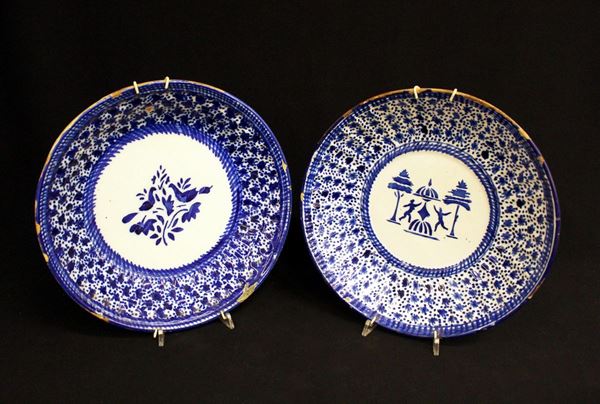 Coppia di grandi piatti, sec. XIX, fondi a decoro blu su fondo bianco, con stampino al centro, paesaggio stilizzato con due figure e volatili, alt. cm. 5, diam. cm. 29, varie sbeccature