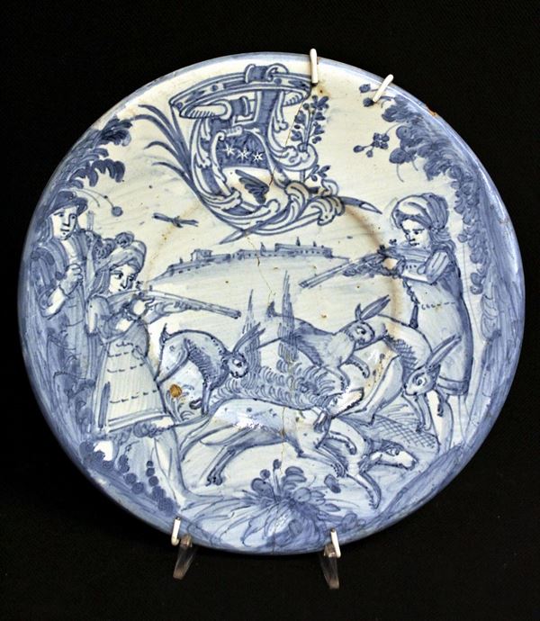 Piatto, Liguria, fine sec. XVII/XVIII, decorato in azzurro a scene di caccia, diam. cm 24,5, restauri&nbsp;&nbsp;&nbsp;&nbsp;&nbsp;&nbsp;&nbsp;&nbsp;&nbsp;&nbsp;&nbsp;&nbsp;&nbsp;&nbsp;&nbsp;&nbsp;&nbsp;&nbsp;&nbsp;&nbsp;&nbsp;&nbsp;&nbsp;&nbsp;&nbsp;&nbsp;&nbsp;&nbsp;&nbsp;&nbsp;&nbsp;&nbsp;&nbsp;&nbsp;&nbsp;&nbsp;&nbsp;&nbsp;&nbsp;&nbsp;&nbsp;&nbsp;&nbsp;&nbsp;&nbsp;&nbsp;&nbsp;&nbsp;&nbsp;&nbsp;&nbsp;&nbsp;&nbsp;&nbsp;&nbsp;&nbsp;&nbsp;&nbsp;&nbsp;&nbsp;&nbsp;&nbsp;&nbsp;&nbsp;&nbsp;&nbsp;&nbsp;&nbsp;&nbsp;&nbsp;&nbsp;&nbsp;&nbsp;&nbsp;&nbsp;