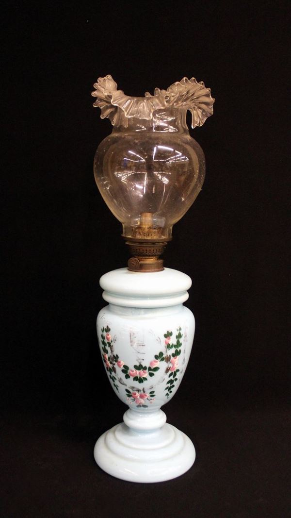 Lume da tavolo, sec. XIX, in opalina celeste                    - Asta ANTIQUARIATO, COLLEZIONISMO E GIOIELLI - Poggio Bracciolini Casa d'Aste
