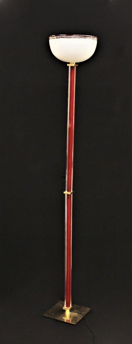 Lampada da terra, Murano, sec. XX, manifattura Venini, modello Tolboi, in   vetro incolore, lattimo e rosso, finiture in metallo dorato, alt. cm 184   