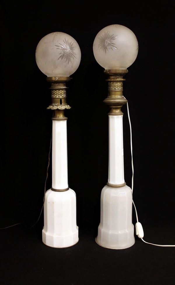 Coppia di grandi lampade a petrolio, sec. XIX, in opalina bianca con sostegni scantonati sormontati da cornici in metallo dorato e complete di scartocci globulari in vetro satinato e inciso, alt. cm. 77, montate a elettricit&agrave;&nbsp;&nbsp;&nbsp;&nbsp;&nbsp;&nbsp;&nbsp;&nbsp;&nbsp;&nbsp;&nbsp;&nbsp;&nbsp;&nbsp;&nbsp;&nbsp;&nbsp;&nbsp;&nbsp;&nbsp;&nbsp;&nbsp;&nbsp;&nbsp;&nbsp;&nbsp;&nbsp;&nbsp;&nbsp;&nbsp;&nbsp;&nbsp;&nbsp;&nbsp;&nbsp;&nbsp;&nbsp;&nbsp;&nbsp;&nbsp;&nbsp;