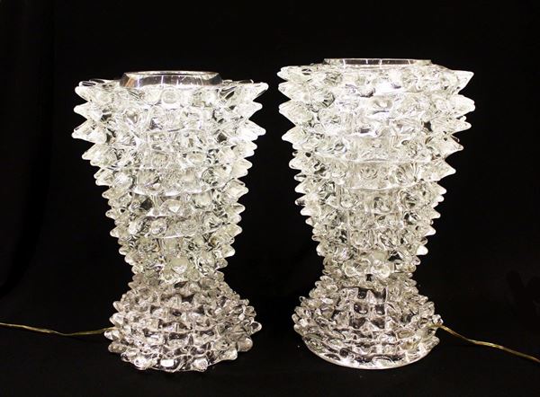 Due lampade da tavolo, Murano, sec. XX, in vetro rostrato incolore, alt. massima cm 47,5 (2)