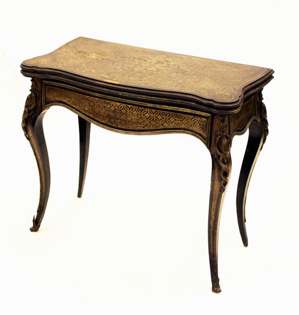 Tavolino da gioco, Napoleone III, in stile Boulle, piano sagomato incernierato, intarsiato in bronzo a motivi geometrizzanti e fioriti, gambe mosse, numerosi rapporti bronzei, cm 89x45x75, difetti