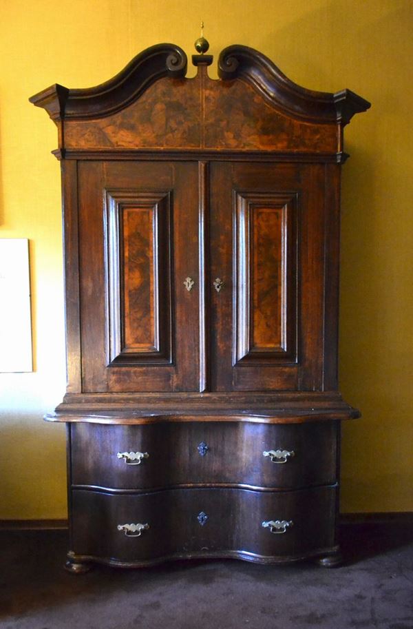 Tromeau, Inghilterra, sec. XIX, in rovere e radica, due sportelli, due cassetti, fronte mosso; cm 157x68x250