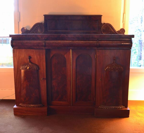 Credenza, Inghilterra, sec. XIX, in mogano, quattro sportelli, tre cassetti, alzatina; cm 137x43x120