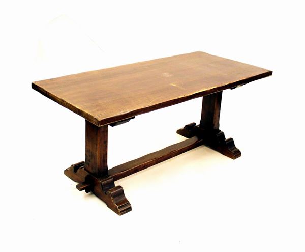 Tavolo fratina, in stile 500, in noce, piano rettangolare su due sostegni a pilastro su piedi a pattino raccordati da traversa, cm 172x77x73