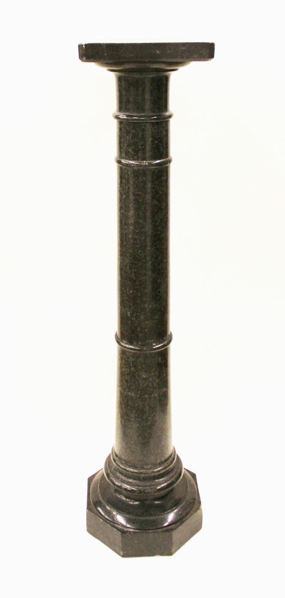 Colonna in marmo verde, primi del secolo XX, con pianetto quadrato e base ottagonale, alt. cm. 112, lievi mancanze alle cornici