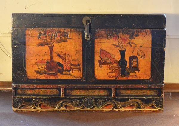 Baule, sec. XX, in legno laccato e decorato, cm 82x45x53