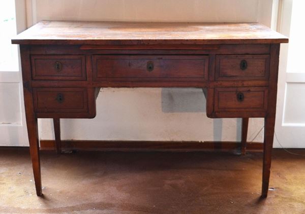 Scrivania, Luigi XVI, sec. XVIII, in noce filettato, a giorno, cinque cassetti; cm 120x65x77, da restaurare