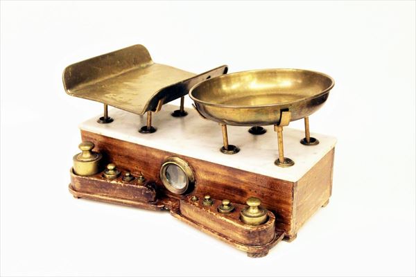 Bilancia a piatti, sec. XIX, cassa in legno, piano in marmo bianco, completa di pesi, cm 43x23,5x23