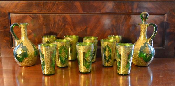 Servito di bicchieri, sec. XX, in vetro verde con decori in oro, nove bicchieri e due bottiglie, mancante di tappo
