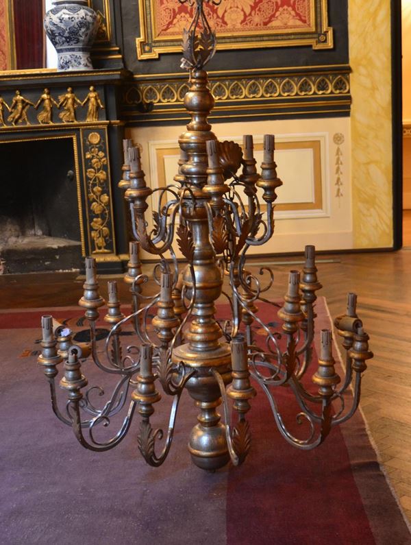 Lampadario, sec. XX, in legno e metallo laccato a ventiquattro luci; cm 125x85
