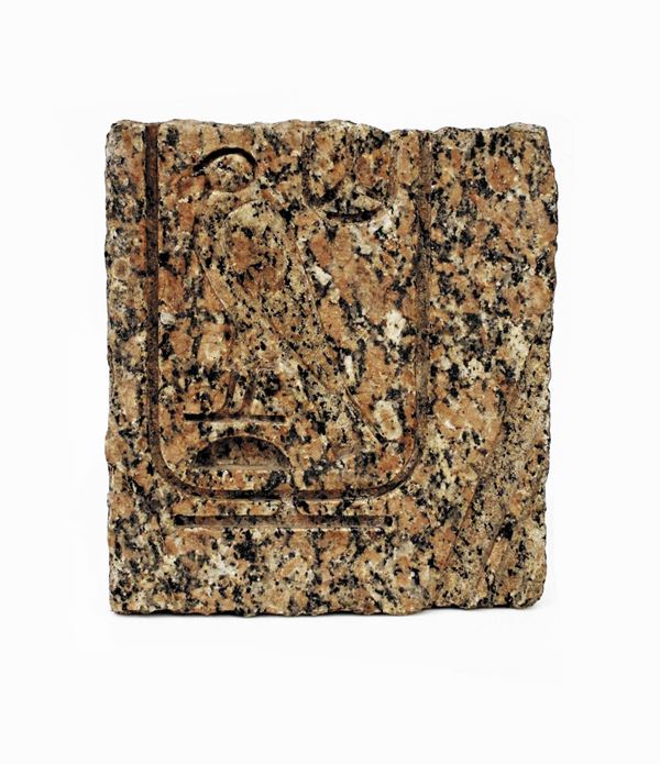 Frammento di gusto archeologico egiziano, in granito rosa, cm 26x5x29&nbsp;&nbsp;&nbsp;&nbsp;&nbsp;