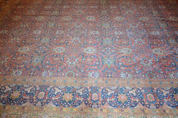 Tappeto persiano, sec. XX, fondo rosso a motivi floreali rossi e blu; cm 400x500