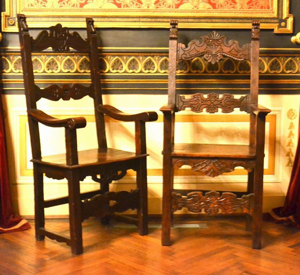 Coppia di seggioloni, stile 600, in noce intagliato, braccioli sagomati; cm 137, ricostruiti con materiale antico (2)