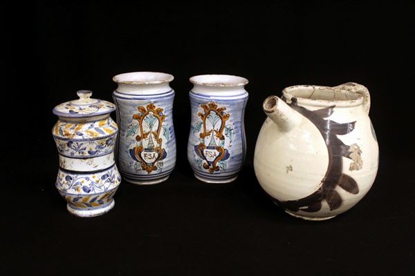 Tre albarelli ed un orciolo, sec. XX, in ceramica decorata in policromia,&nbsp;