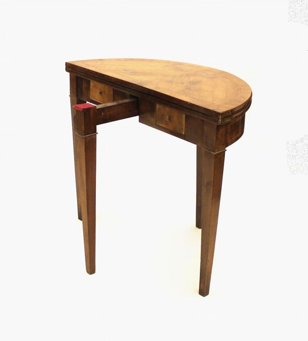 Tavolino da gioco, Toscana, sec.XVIII/ XIX, lastronato in noce e filettato,