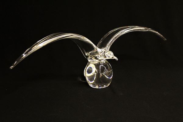 Scultura, sec. XX, in vetro incolore, raffigurante volatile ad ali spiegate, firma incisa, cm 65x10x21