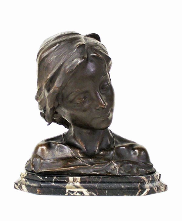 Scultura, inizi sec. XX, in bronzo, raffigurante fanciulla, firma illeggibile, fonderie Vignali Firenze, alt. cm 33