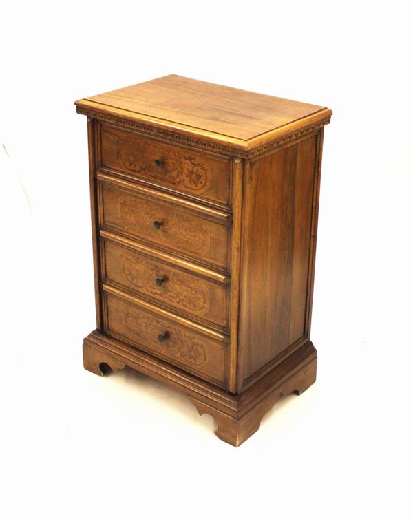 Cassettoncino, in stile lombardo del 600, in noce, piano rettangolare a becco di civetta sotteso a da motivo a dentelli, fronte a quattro cassetti sovrapposti intarsiati in acero a riserve a motivi fitomorfi, cm 60x40x88