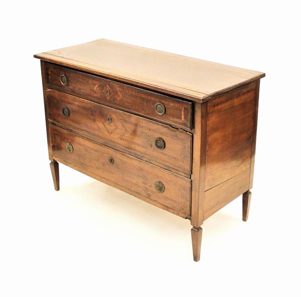 Cassettone, Luigi XVI, in noce filettato in bois de rose, piano rettangolare sotteso da tre cassetti a tutta lunghezza decorati a riserve dalla linea spezzata, gambe troncopiramidali a mazzetta sciancrata, cm 120x53,5x88