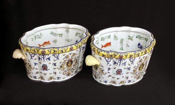 Coppia di cachepot, sec. XX, in ceramica smaltata e dipinta in policromia a motivi di grottesche, orlo ad andamento curvilineo, prese modellate a guisa di valva di conchiglia, decorate all’ interno a cineserie alla maniera delle vasche da pesci orientali, cm 49x31x21,5(2)
