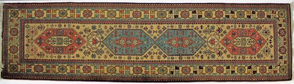 Tappeto Passatoia, Turchia, sec. XX, impianto geometrico nei toni dell'avana, rosa e celeste, cm 286x78