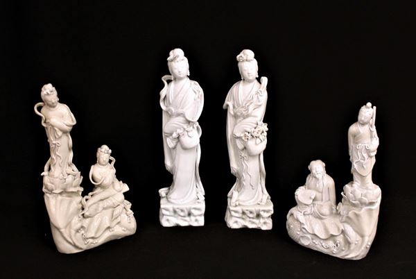 Quattro piccole statue, Cina, sec. XX, in porcellana bianca, modellate a figure, alt. cm 33 (4)  - Asta ANTIQUARIATO, COLLEZIONISMO E GIOIELLI - Poggio Bracciolini Casa d'Aste
