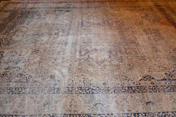 Tappeto persiano, inizi sec. XX, fondo marrone, borchia centrale nei toni del blu con cornice; cm 335x490, molto consumato
