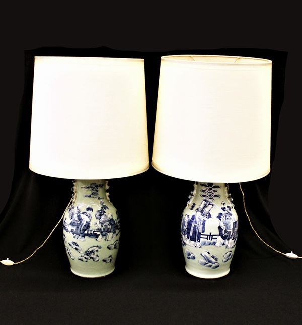 Coppia di vasi, Cina, sec. XX, in porcellana bianco blu, decorata a figure, alt. cm 43