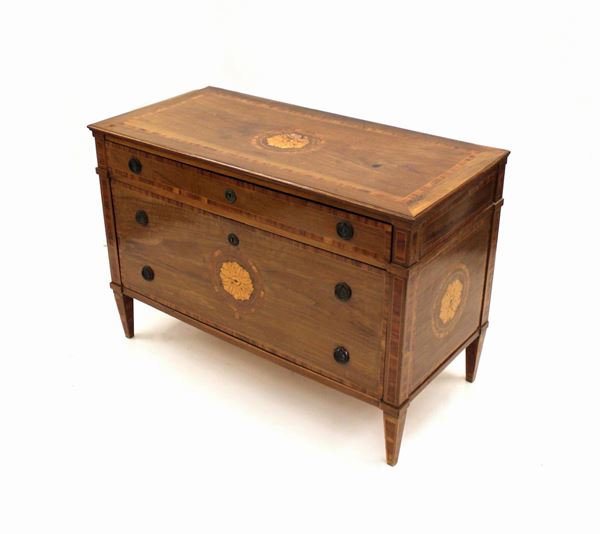 Cassettone, sec. XIX, lastronato in noce, filettato e intarsiato in varie essenze, piano rettangolare, fronte ad un cassetto sotteso da ampia abattant a finti cassetti, gambe troncopiramidali, cm 122,5x55x89