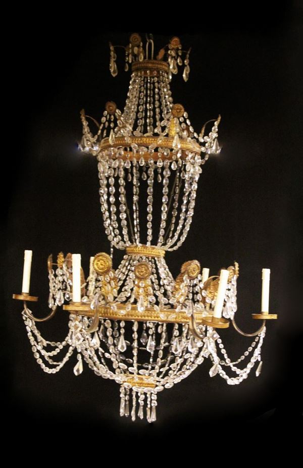 Grande lampadario a paniera, sec. XIX, in metallo sbalzato e dorato a sei  punti luce, numerosi pendenti in cristallo, alt. cm 160 diam cm 100, restauri