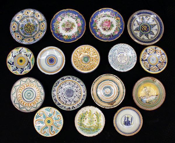 Sedici piatti ornamentali, sec. XX, in porcellana e ceramica dipinti in policromia, diam. massimo cm 26 (16)